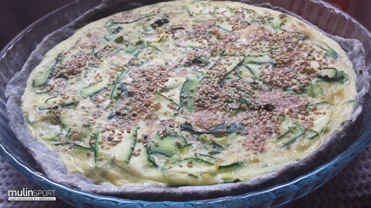 Tarte sésame noir et tagliatelles de courgettes