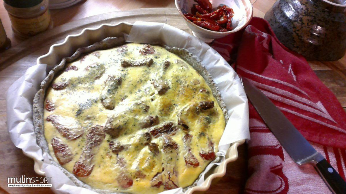 Tarte sarrasin, blés anciens,purée de graines de courge aux tomates séchées et brousse de brebis peu de gluten